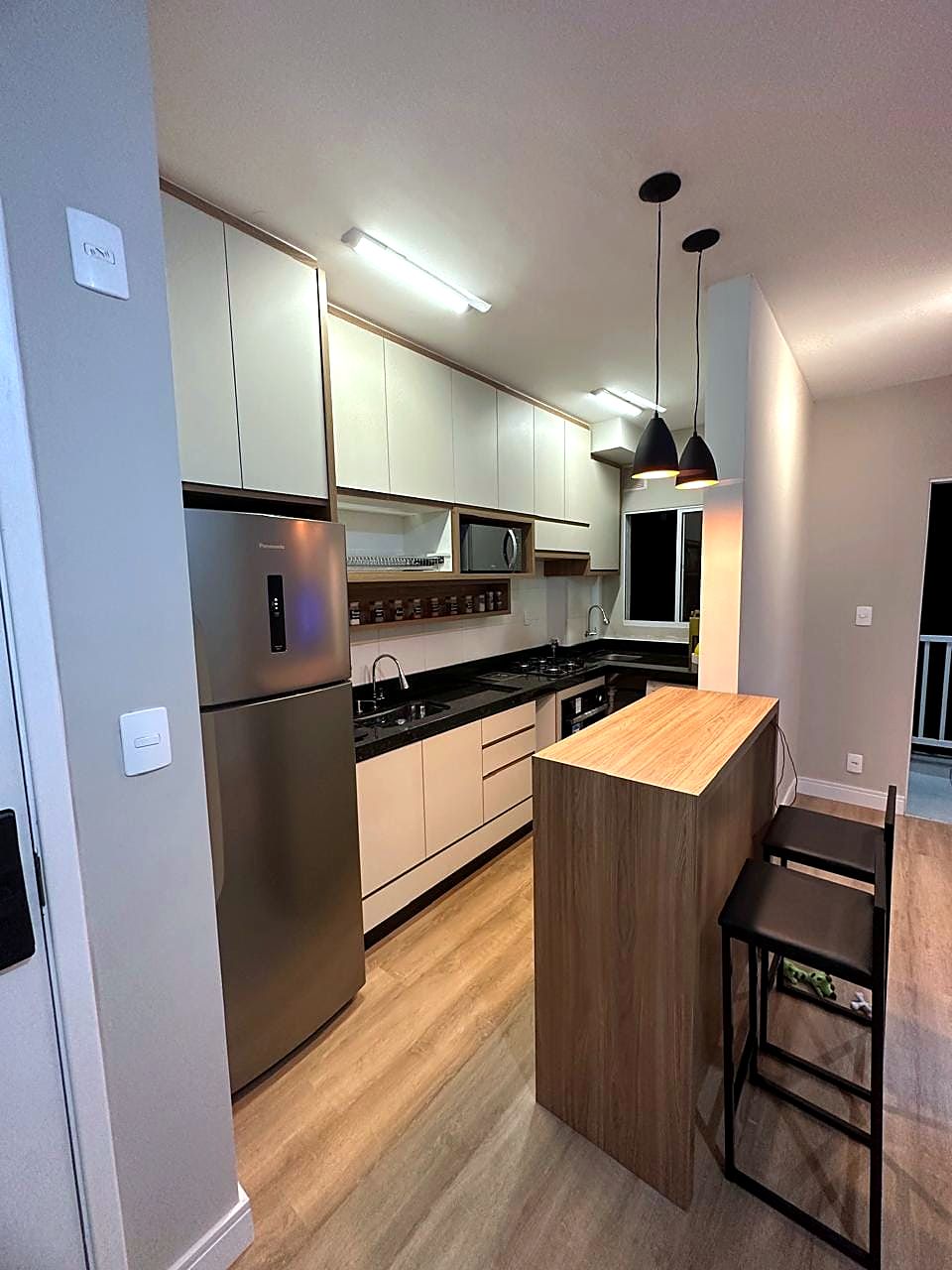 Cozinha com piso amadeirado