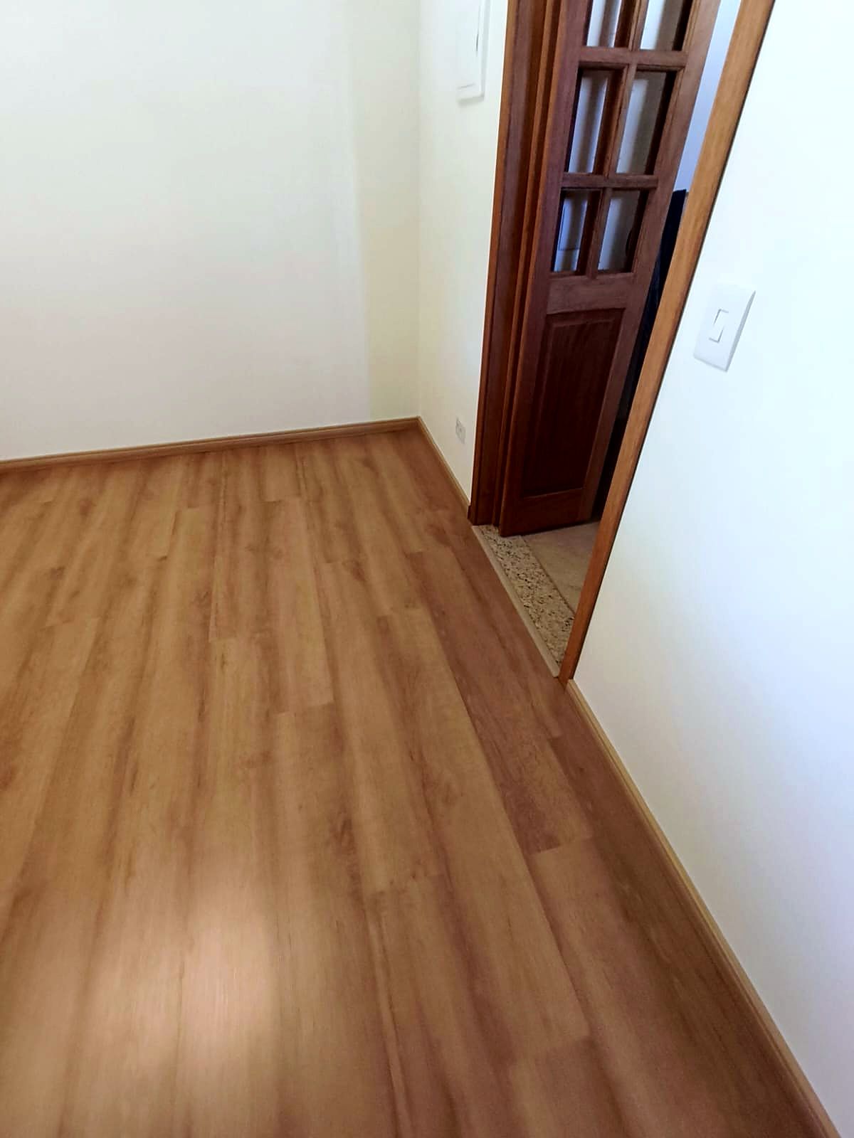 Quarto com piso amadeirado