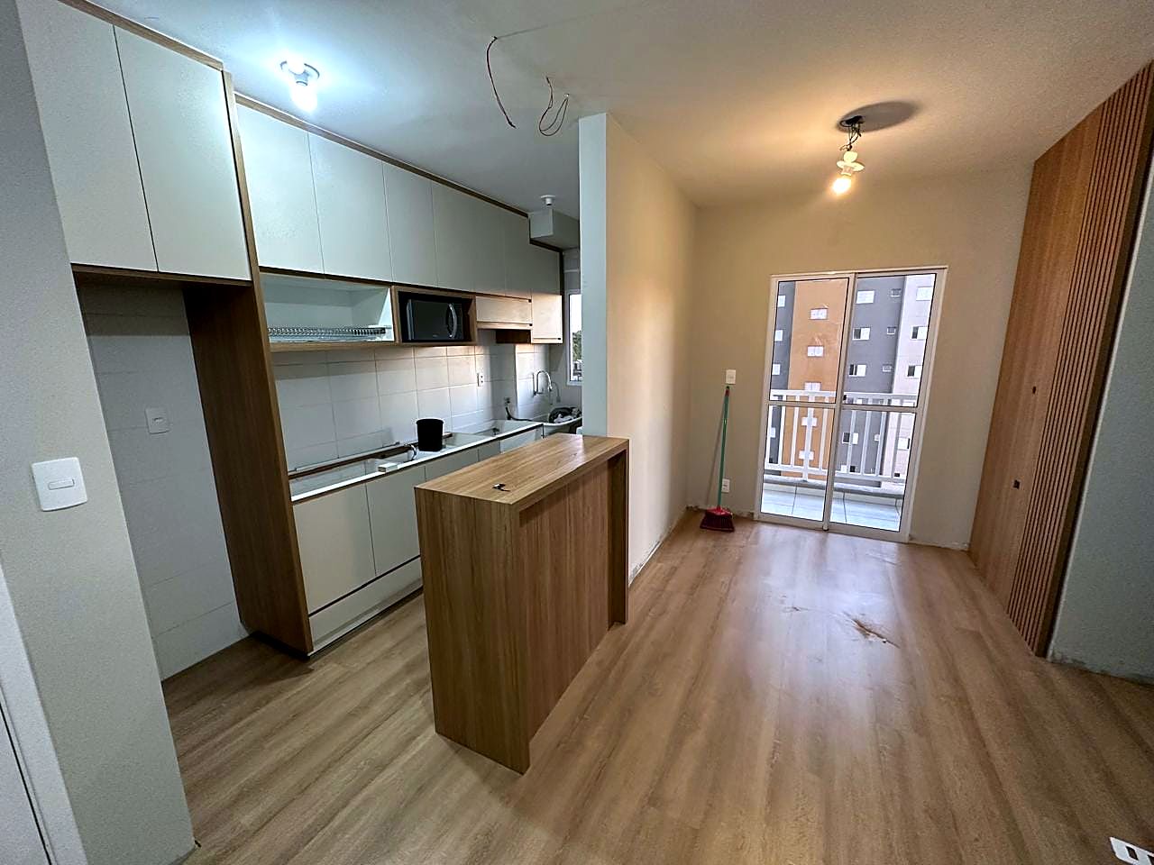 Apartamento com piso amadeirado