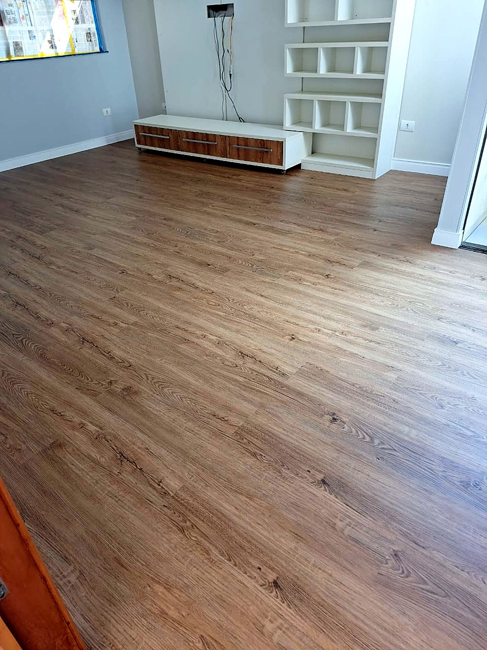 Sala com piso laminado claro