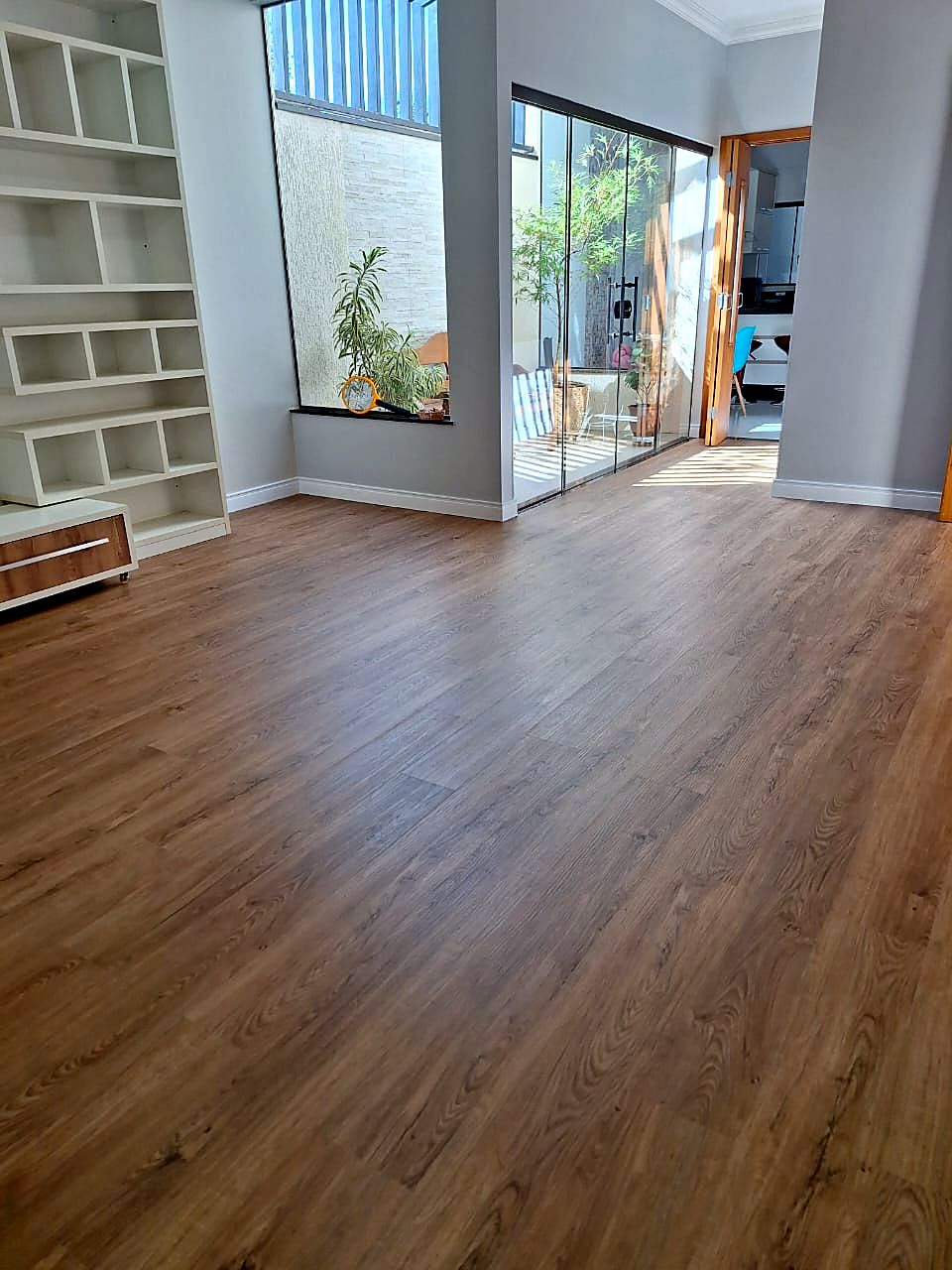 Sala com piso vinílico amadeirado