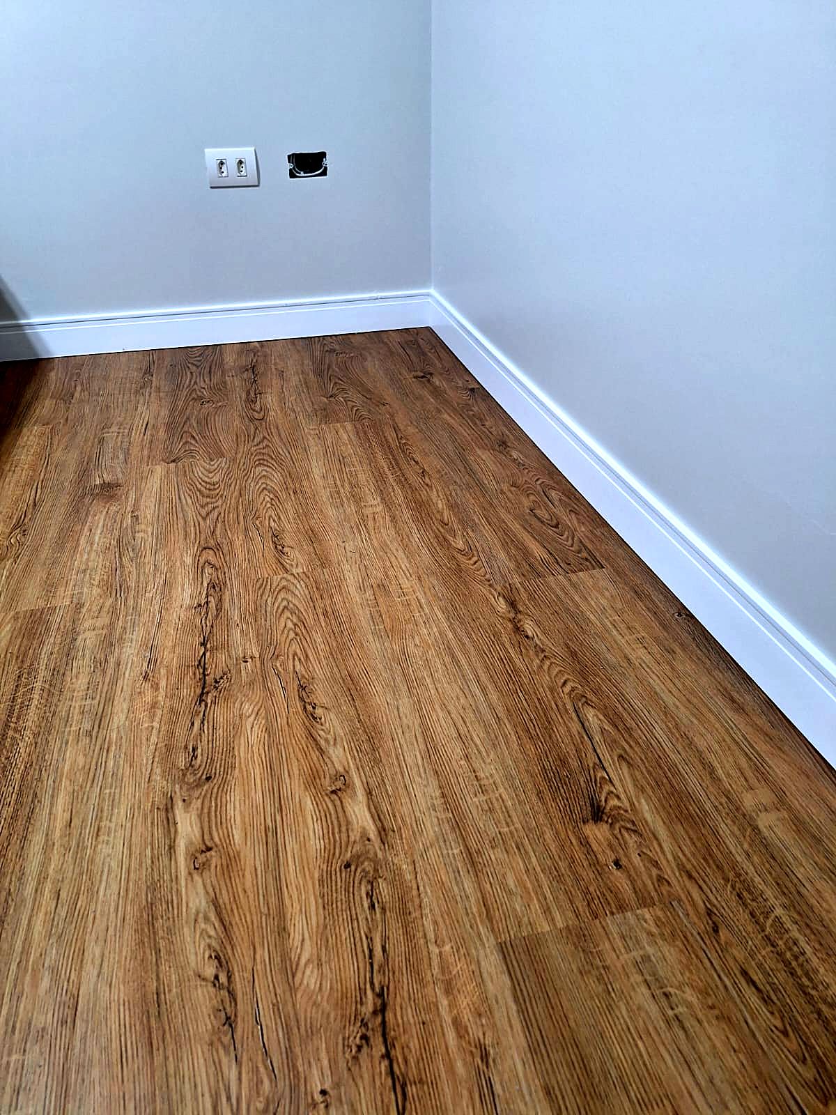 Rodapé branco com piso amadeirado