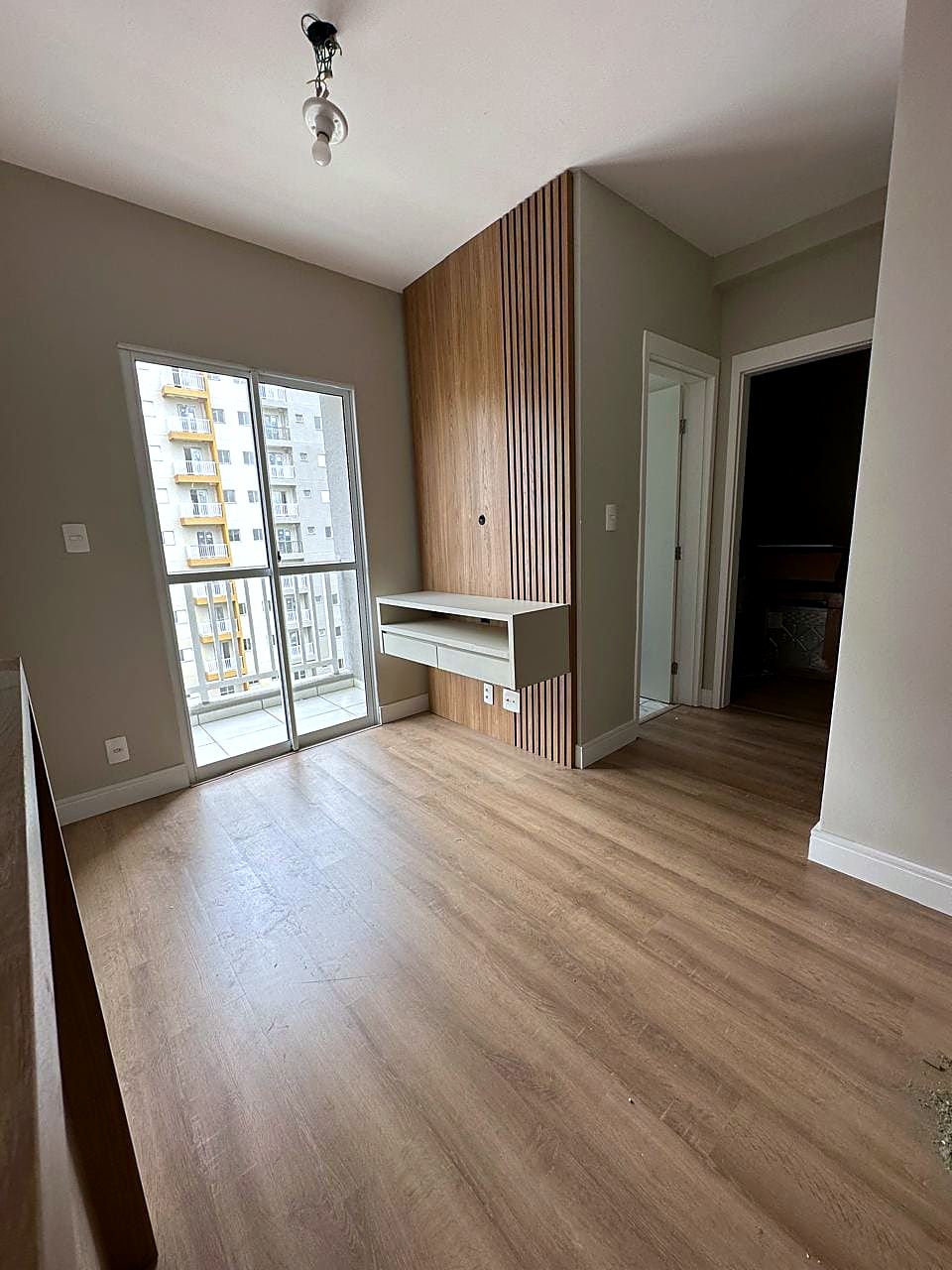 Sala com painel ripado de madeira